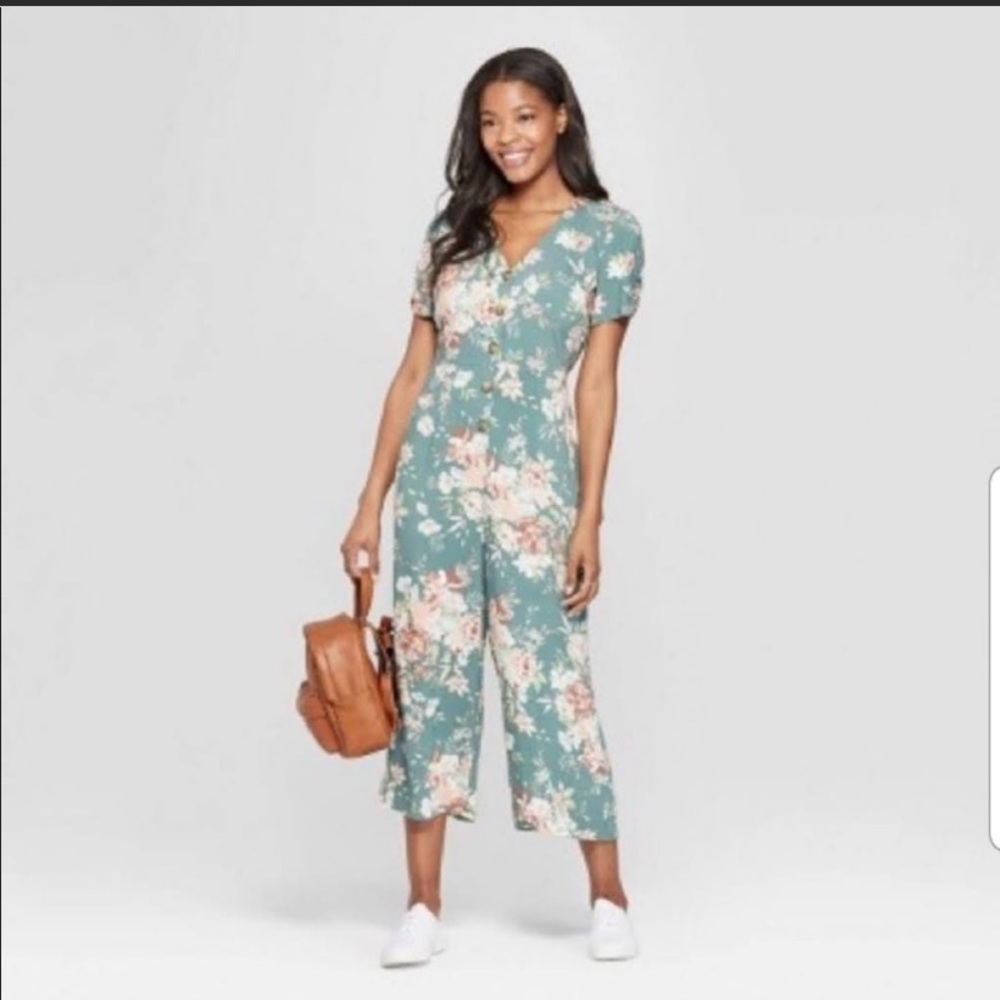 Xhilaration NWT floral jumpsuit size medium.